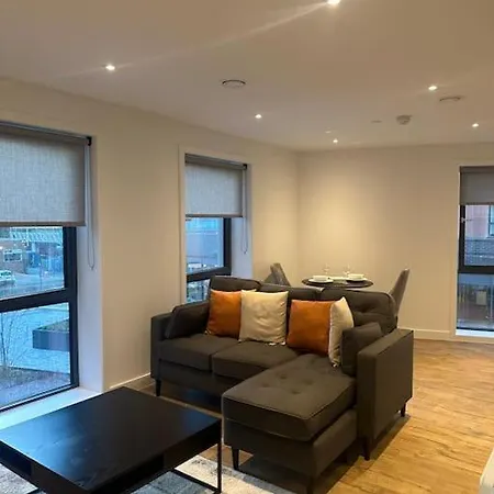 Spacious Luxury One Bedroom شقة *