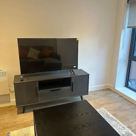 Spacious Luxury One Bedroom شقة *
