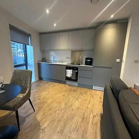 Spacious Luxury One Bedroom شقة
