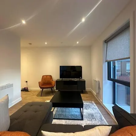 Spacious Luxury One Bedroom شقة *