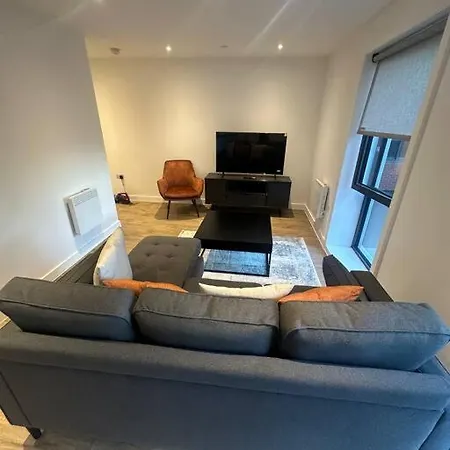 Spacious Luxury One Bedroom شقة *