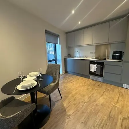 Spacious Luxury One Bedroom ليدز