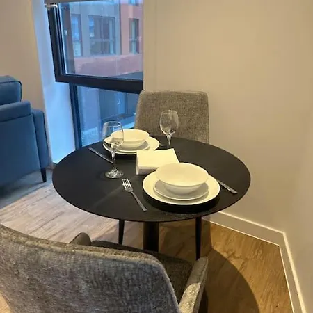 Spacious Luxury One Bedroom شقة *